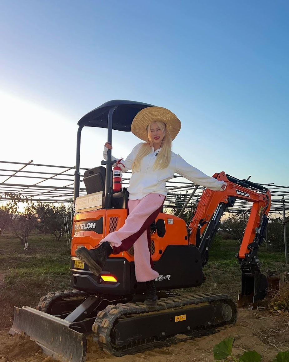 Chuyện chưa từng có: Mỹ nhân trở thành đại sứ nhờ biết lái máy xúc- Ảnh 3.