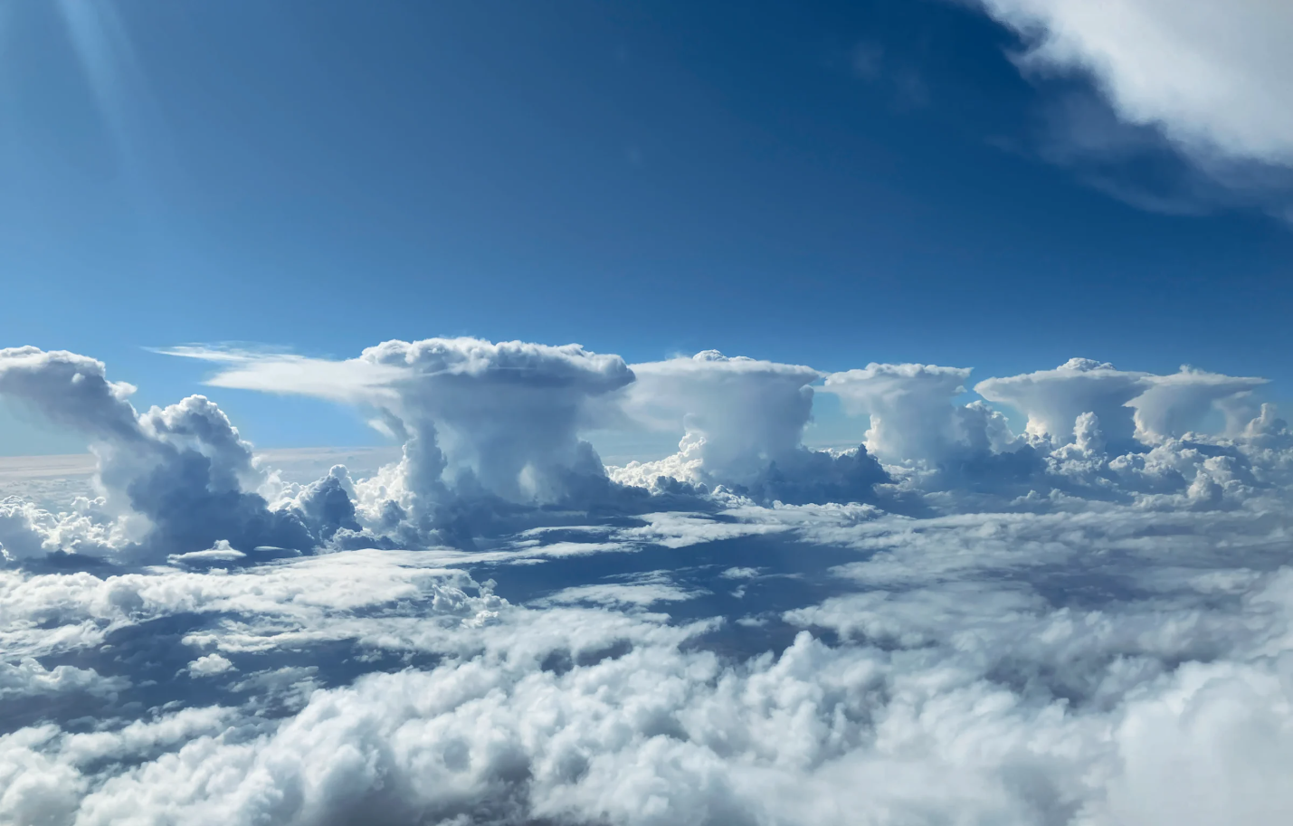 Phi công chụp lại hình ảnh sốc ở độ cao 150km từ cửa sổ máy bay- Ảnh 1.