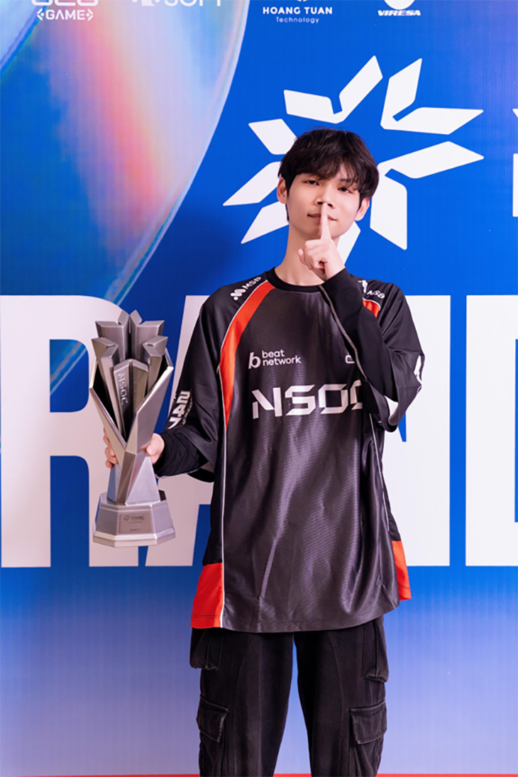 sg-171225-esports-c490c3a0m20vc483n20sc6a1n20ve1bb9bi20chie1babfc20cc3bap20vc3b420c491e1bb8bch20trc3aan20tay_ Từ “thi vui cho biết” đến chức Vô địch Đấu Trường Chân Lý tại NSOC 2025 sg 171225 esports c490c3a0m20vc483n20sc6a1n20ve1bb9bi20chie1babfc20cc3bap20vc3b420c491e1bb8bch20trc3aan20tay