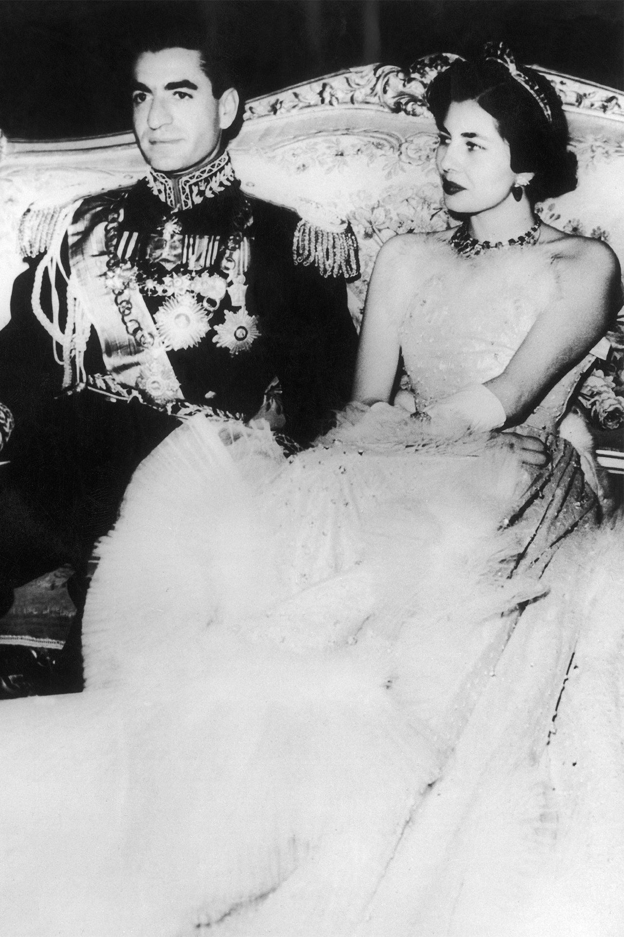 Số phận bi kịch của nàng công chúa là “bảo ngọc” Iran: 18 tuổi trở thành hoàng hậu, đám cưới xa hoa nhưng cả đời sau lưu lạc trên đất khách- Ảnh 4. Số phận bi kịch của nàng công chúa là “bảo ngọc” Iran: 18 tuổi trở thành hoàng hậu, đám cưới xa hoa nhưng cả đời sau lưu lạc trên đất khách- Ảnh 4.