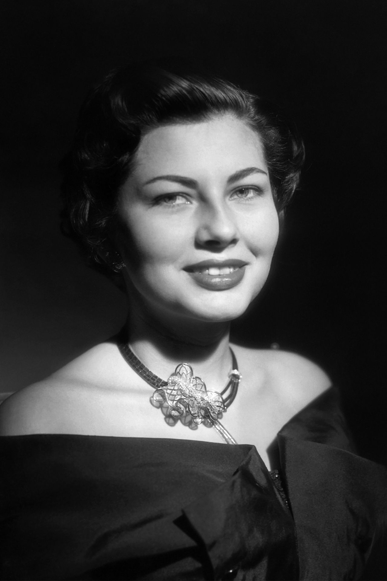 Số phận bi kịch của nàng công chúa là “bảo ngọc” Iran: 18 tuổi trở thành hoàng hậu, đám cưới xa hoa nhưng cả đời sau lưu lạc trên đất khách- Ảnh 5. Số phận bi kịch của nàng công chúa là “bảo ngọc” Iran: 18 tuổi trở thành hoàng hậu, đám cưới xa hoa nhưng cả đời sau lưu lạc trên đất khách- Ảnh 5.