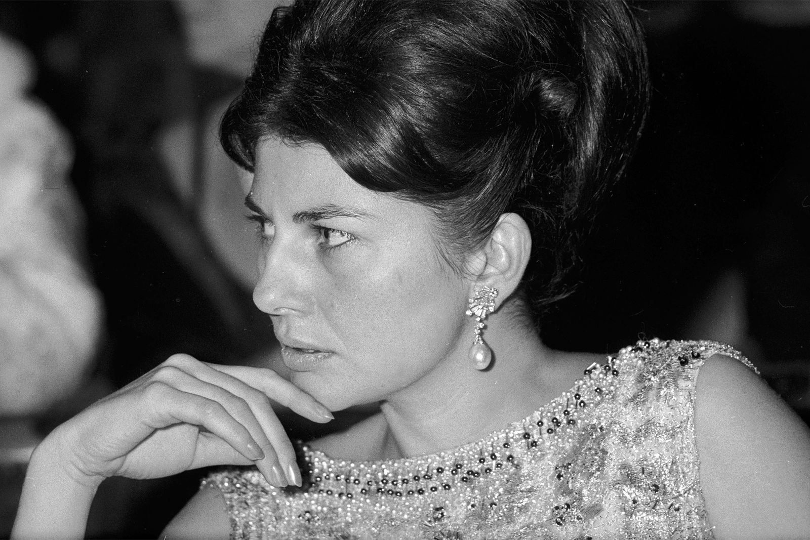 Số phận bi kịch của nàng công chúa là “bảo ngọc” Iran: 18 tuổi trở thành hoàng hậu, đám cưới xa hoa nhưng cả đời sau lưu lạc trên đất khách- Ảnh 7. Số phận bi kịch của nàng công chúa là “bảo ngọc” Iran: 18 tuổi trở thành hoàng hậu, đám cưới xa hoa nhưng cả đời sau lưu lạc trên đất khách- Ảnh 7.