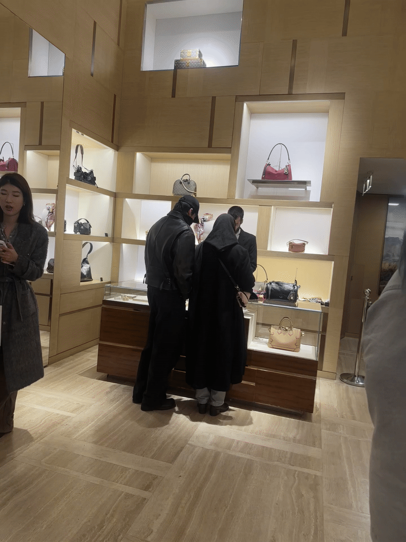 Tóm gọn Shin Min Ah - Kim Woo Bin hẹn hò sang chảnh sau đám cưới, nữ diễn viên vừa xoay người lại khiến công chúng câm nín tại chỗ- Ảnh 1.