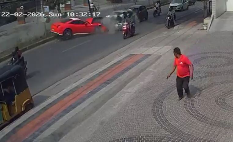 Siêu xe Ferrari trị giá 11,5 tỷ đồng đâm trúng nhiều phương tiện trên phố- Ảnh 1.