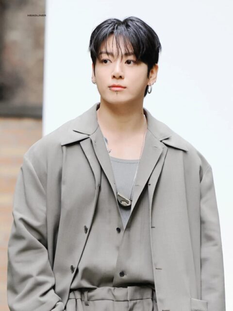 Nhìn Jungkook (BTS) cố che “dấu ấn tình yêu” mà mệt giùm- Ảnh 7.