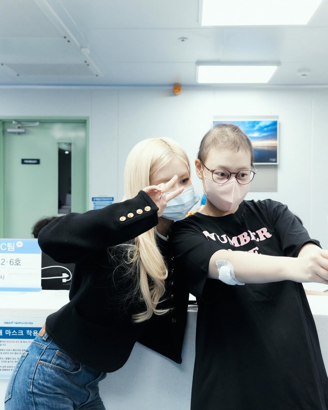 Vừa được phong là mỹ nhân đẹp nhất thế giới, nữ idol bị tố làm màu, diễn sâu ở hoạt động từ thiện- Ảnh 1.