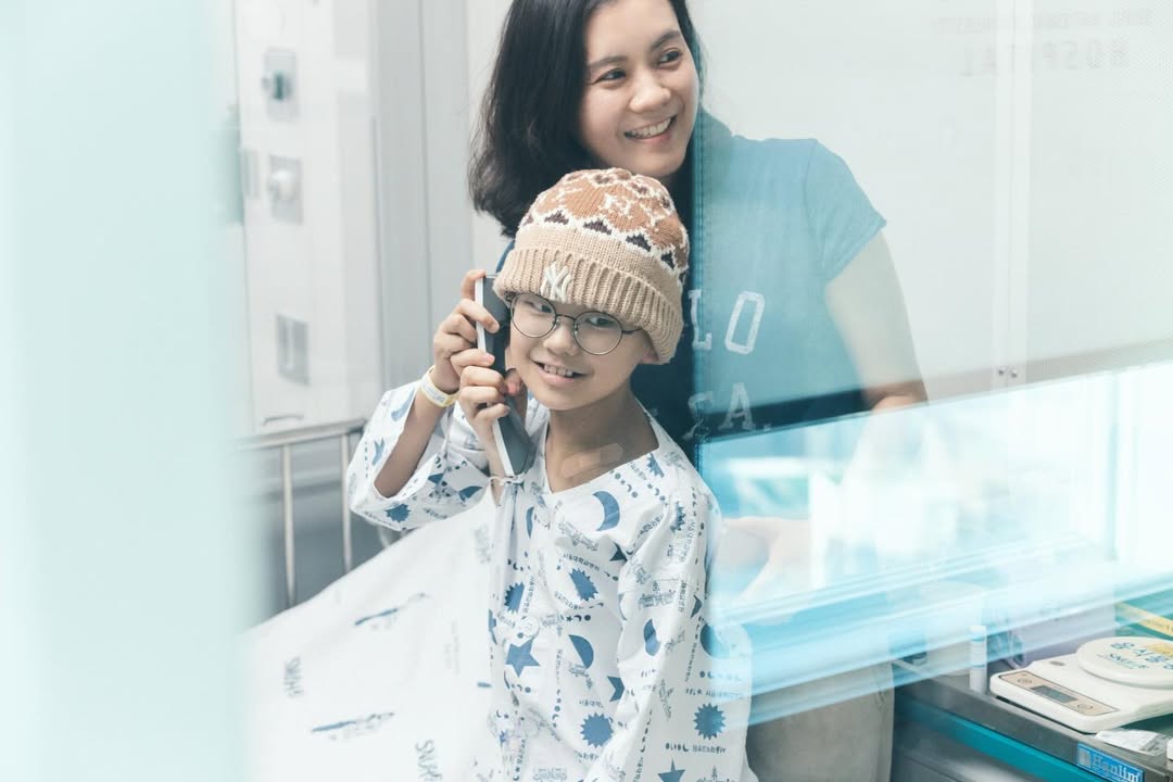 Vừa được phong là mỹ nhân đẹp nhất thế giới, nữ idol bị tố làm màu, diễn sâu ở hoạt động từ thiện- Ảnh 6.