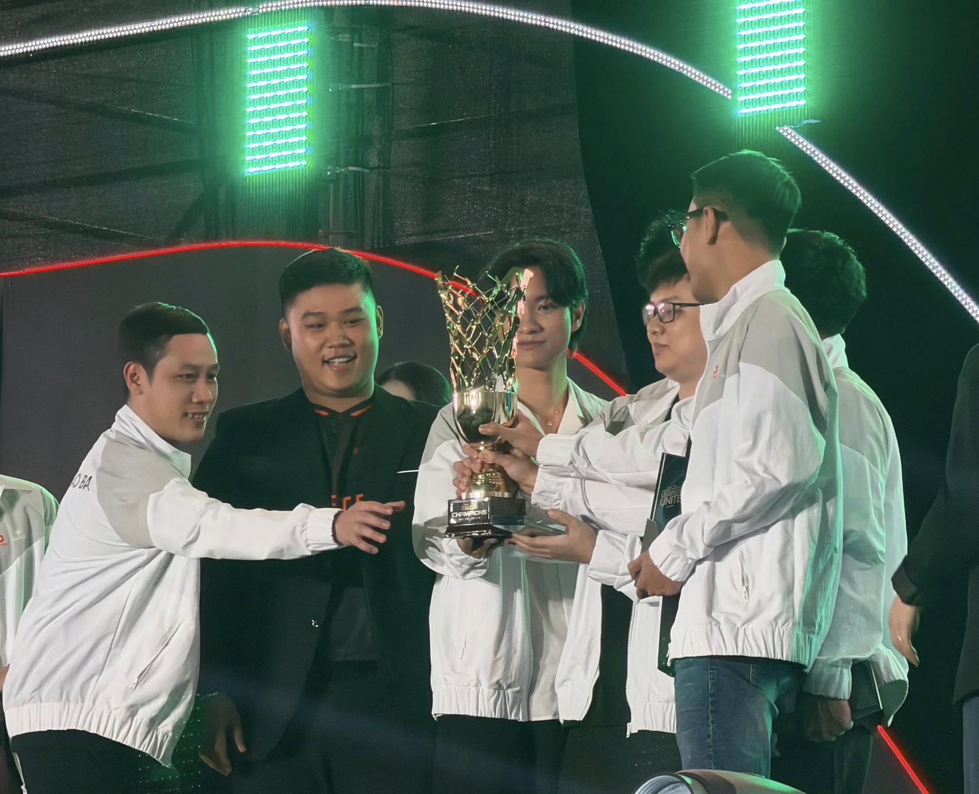 SofM và các đồng đội vô địch giải showmatch Tứ Hùng, Thầy Giáo Ba có meme mới- Ảnh 7. SofM và các đồng đội vô địch giải showmatch Tứ Hùng, Thầy Giáo Ba có meme mới- Ảnh 7.