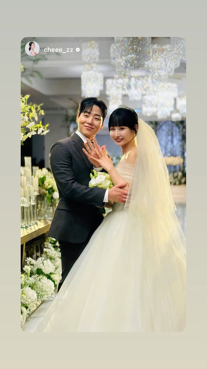 Đám cưới náo loạn đầu năm của diễn viên - ca sĩ 9X: Nụ hôn ngôn tình không hot bằng thái độ của cô dâu- Ảnh 5. Đám cưới náo loạn đầu năm của diễn viên - ca sĩ 9X: Nụ hôn ngôn tình không hot bằng thái độ của cô dâu- Ảnh 5.