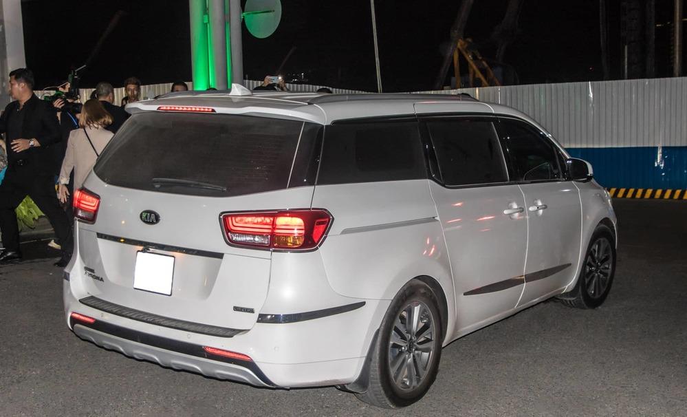 Vệ sĩ căng dù che kín không để lộ Sơn Tùng dù 1 giây, đại gia showbiz nhưng vẫn chung thuỷ với một thứ- Ảnh 10.