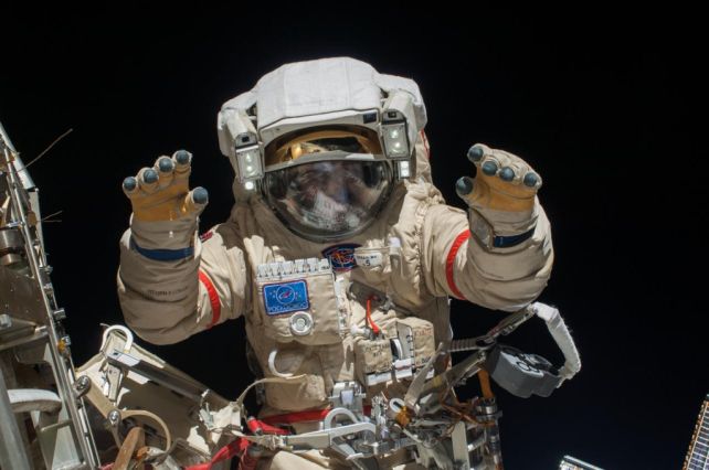 Vì sao nhiều phi hành gia bị rụng hết móng tay khi đi ra ngoài vũ trụ?- Ảnh 2.