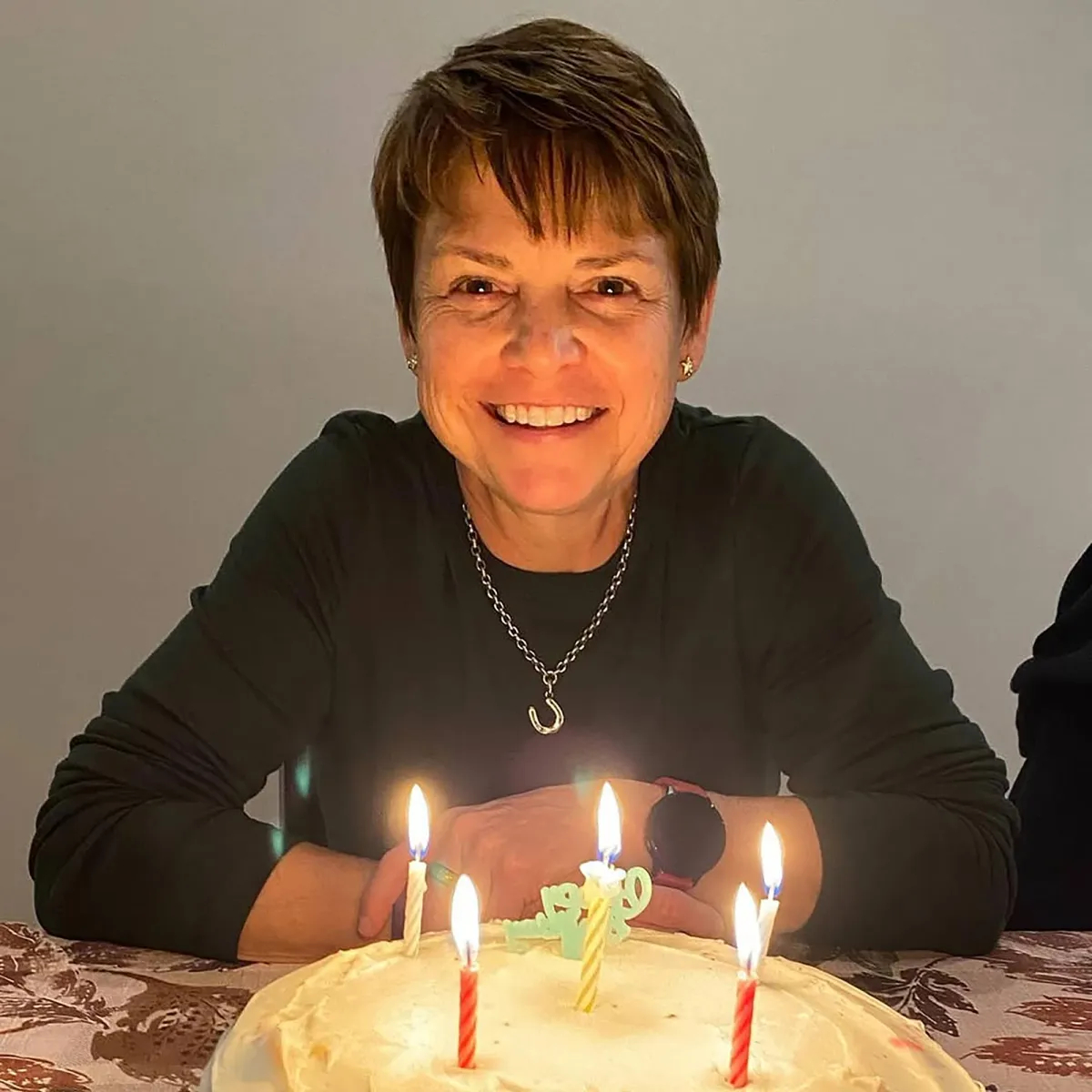 Clip: Nữ diễn viên nổi tiếng bị xe tông chết khi đang đi bộ trên đường- Ảnh 2.