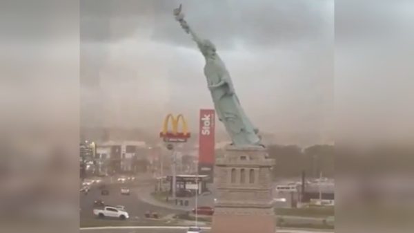 Tượng Nữ thần Tự do ở Brazil bị gió quật đổ statue of liberty brazil 1765876119552 17658761201382029960455