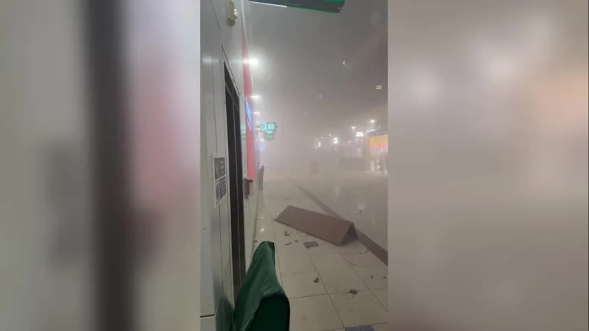 Video: Hành khách hoảng loạn tháo chạy khỏi sân bay Dubai ngập trong khói lửa- Ảnh 1.