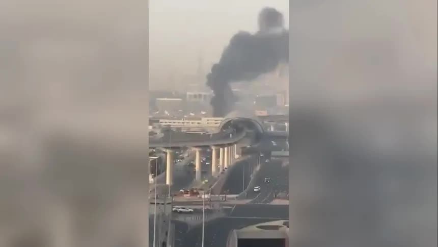 Video: Hành khách hoảng loạn tháo chạy khỏi sân bay Dubai ngập trong khói lửa- Ảnh 2.