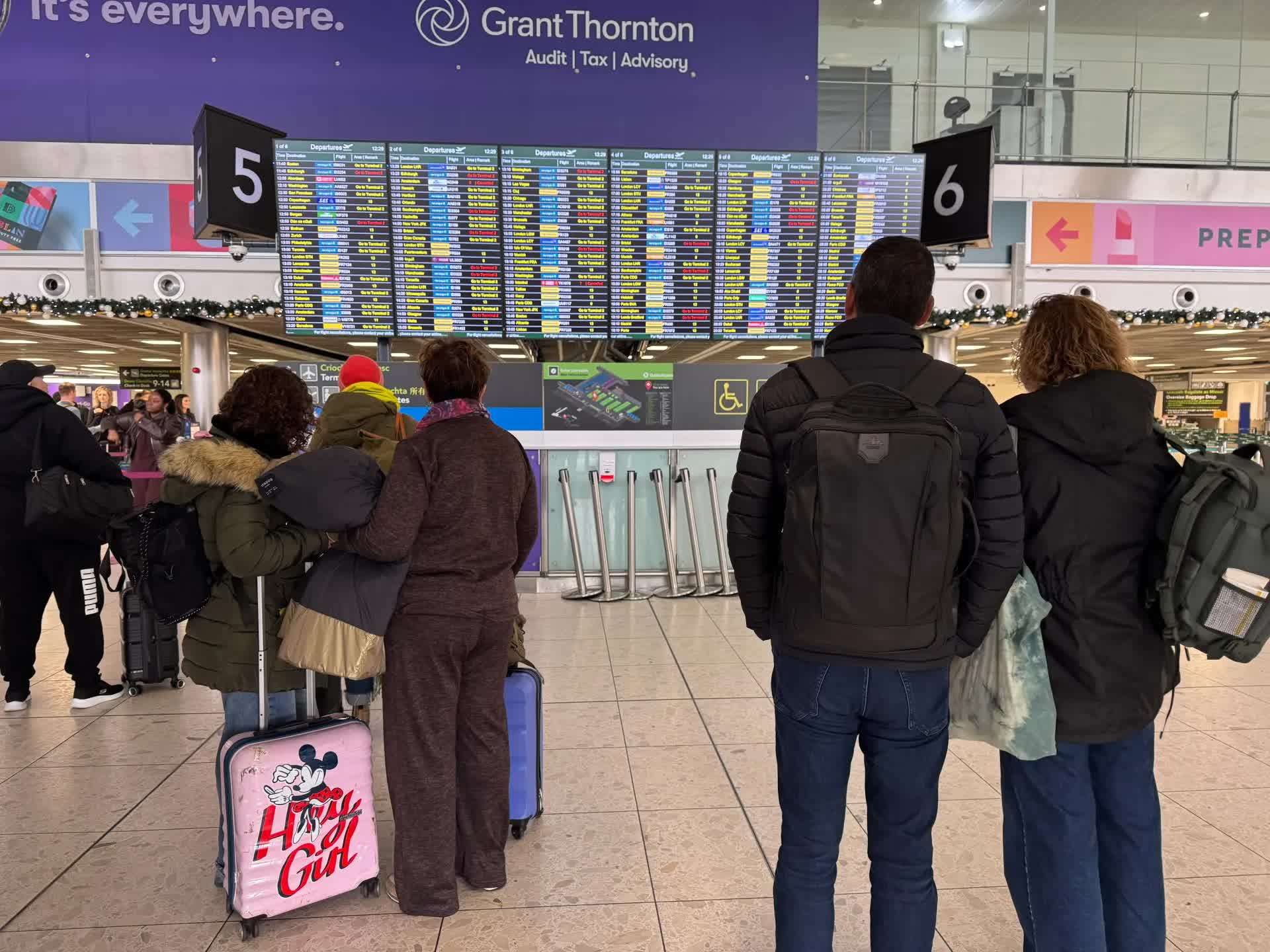 Cảnh báo ĐỎ: Cơn bão mới giật 160 km/h hoành hành, trường học đóng cửa, chuyến bay bị hủy hàng loạt- Ảnh 4.