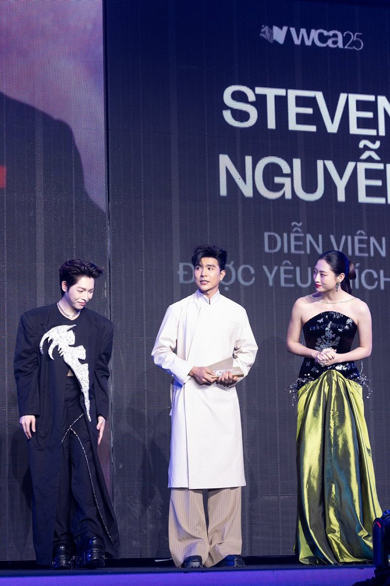 Steven Nguyễn vui mừng đón nhận các giải thưởng.
