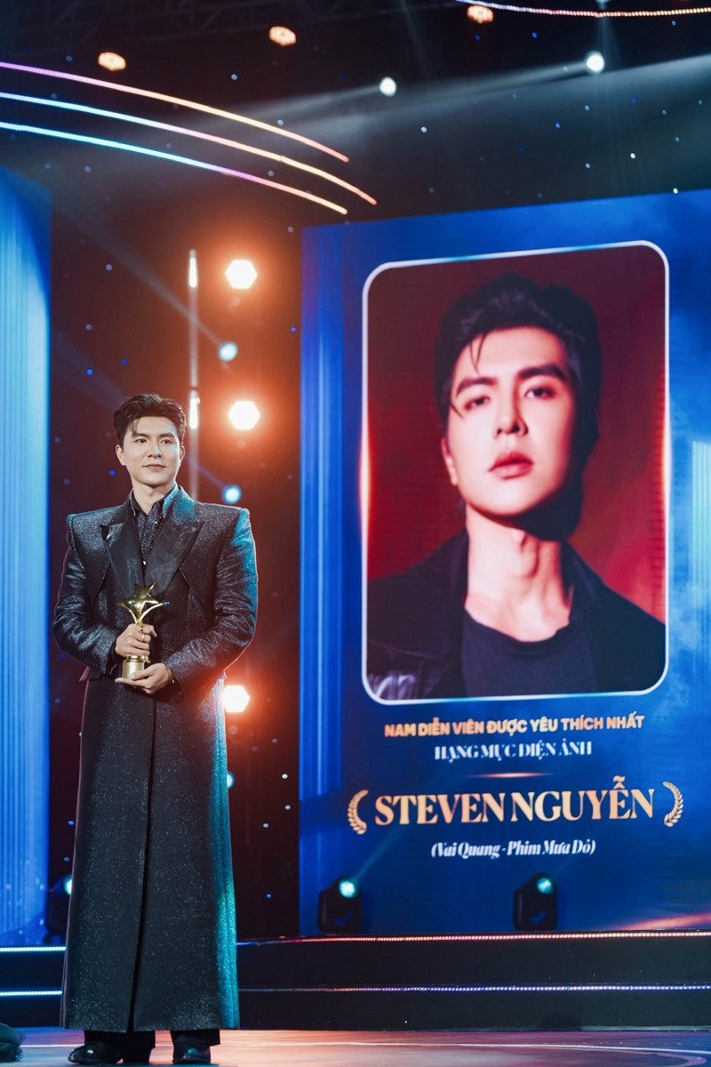 Steven Nguyễn vui mừng đón nhận các giải thưởng.