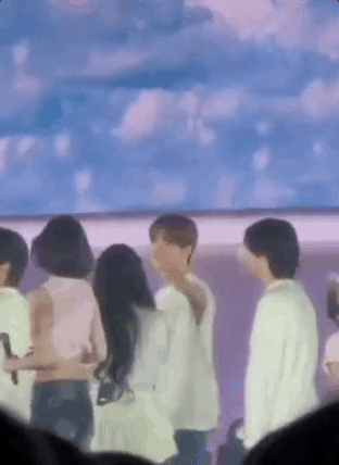 Phát điên lên được: Thiếu gia đẹp nhất nước âu yếm mỹ nhân đẹp vô song trước hàng vạn người- Ảnh 1.