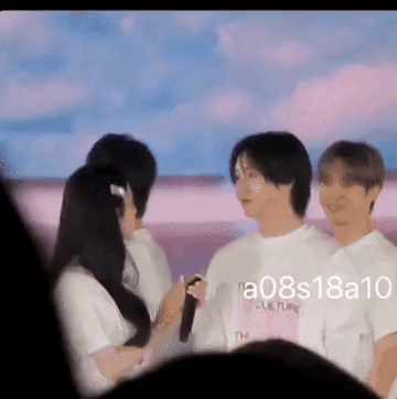 Phát điên lên được: Thiếu gia đẹp nhất nước âu yếm mỹ nhân đẹp vô song trước hàng vạn người- Ảnh 2.