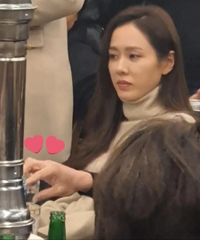 Hot nhất mùng 1 Tết: Hyun Bin hóa anh hùng cứu vợ giữa sự kiện- Ảnh 1.