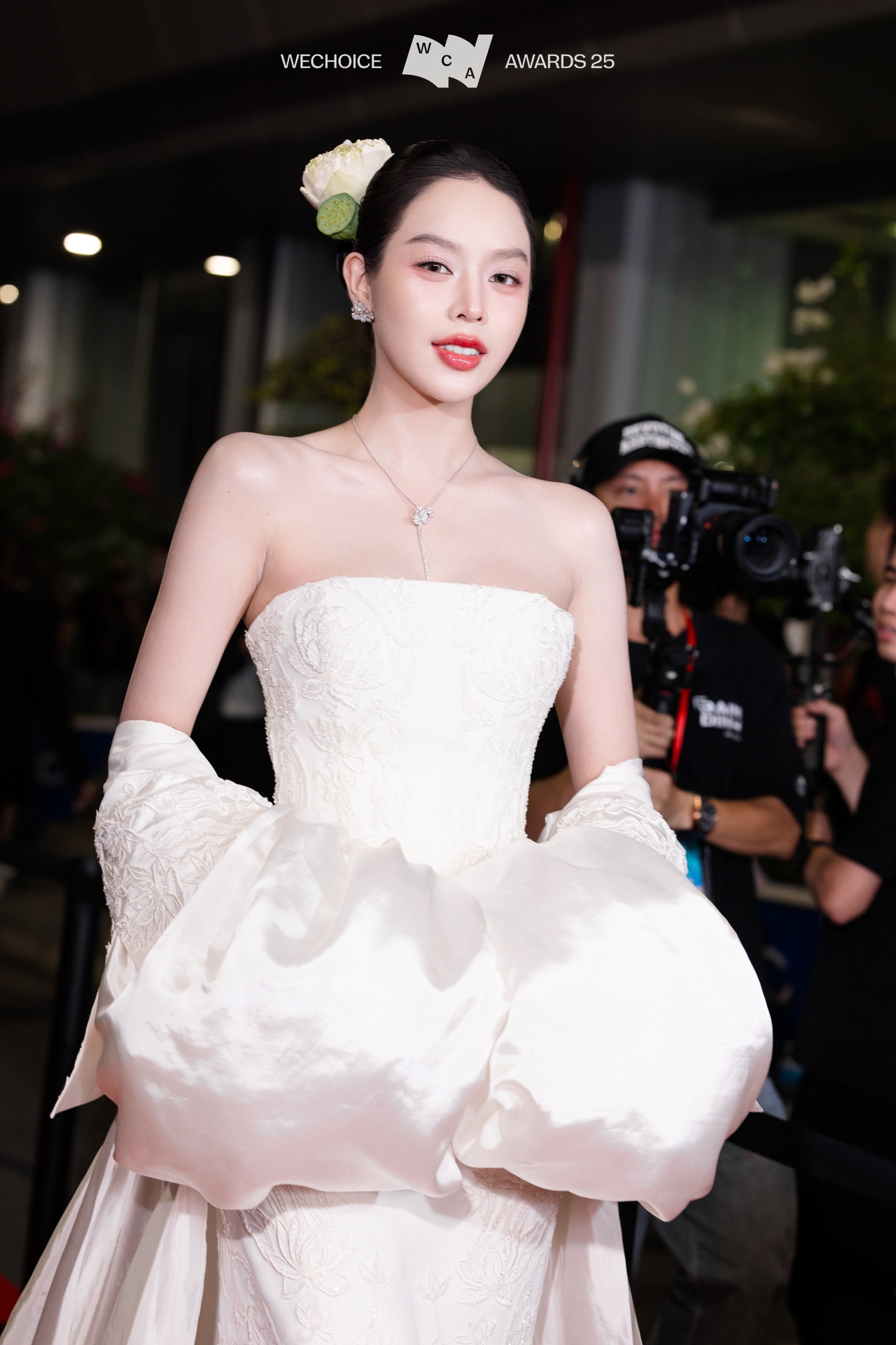 Có mỹ nhân ở WeChoice Awards đẹp đến mức chấp mọi khung hình, visual càng zoom cận càng vô lý- Ảnh 2.