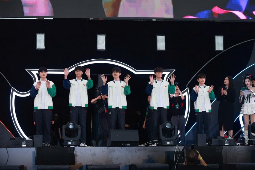 Giây phút bùng nổ khi Faker chào fan bằng tiếng Việt tại sự kiện T1 in Vietnam t1 2112 1 1