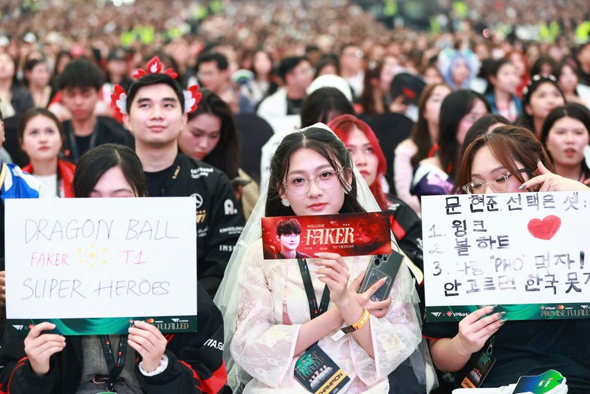 Giây phút bùng nổ khi Faker chào fan bằng tiếng Việt tại sự kiện T1 in Vietnam t1 2112 6