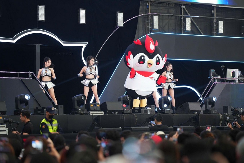 Giây phút bùng nổ khi Faker chào fan bằng tiếng Việt tại sự kiện T1 in Vietnam t1 2112 8