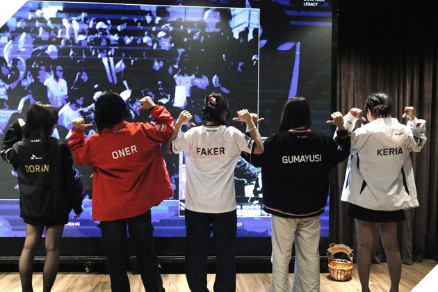 Khó tới đâu cũng không ngăn được tình cảm của người hâm mộ