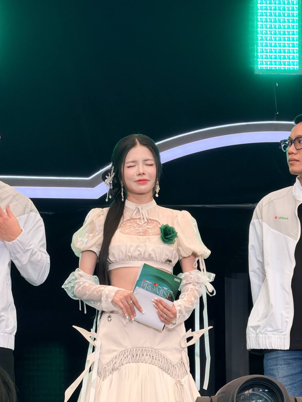 Mai Dora khoe vóc dáng quyến rũ tại sự kiện của T1, fan gọi tên Văn Tùng- Ảnh 4.