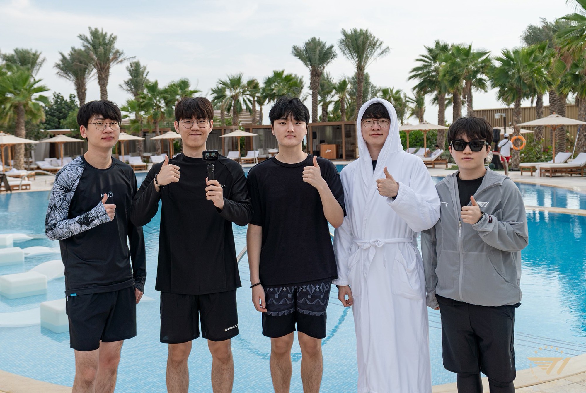 Cộng đồng bùng nổ với màn