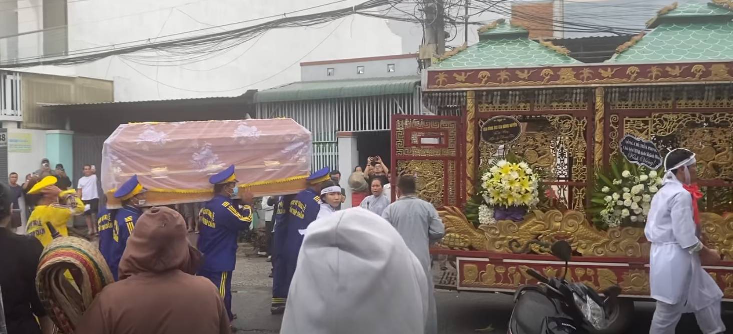 Linh cữu Thương Tín được đưa đi an tang, con gái thất thần- Ảnh 1.