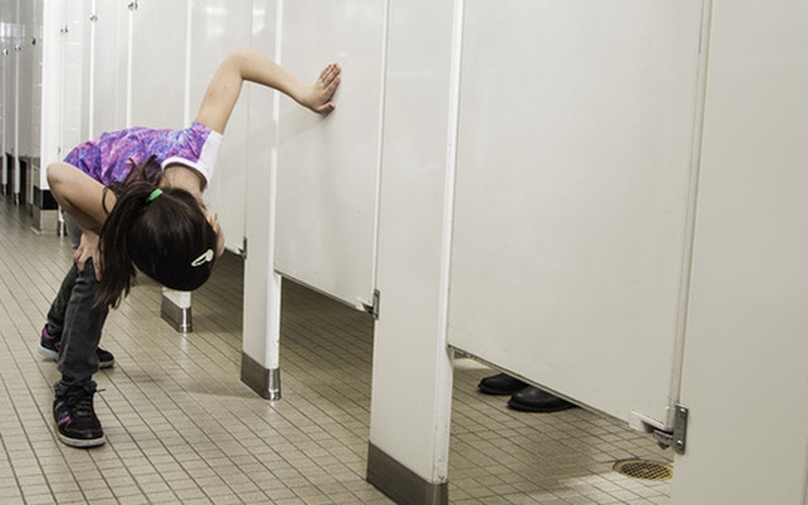 Lý do vì sao dưới cửa nhà vệ sinh công cộng luôn có 1 khe hở: Quan trọng hơn nhiều người nghĩ- Ảnh 3.