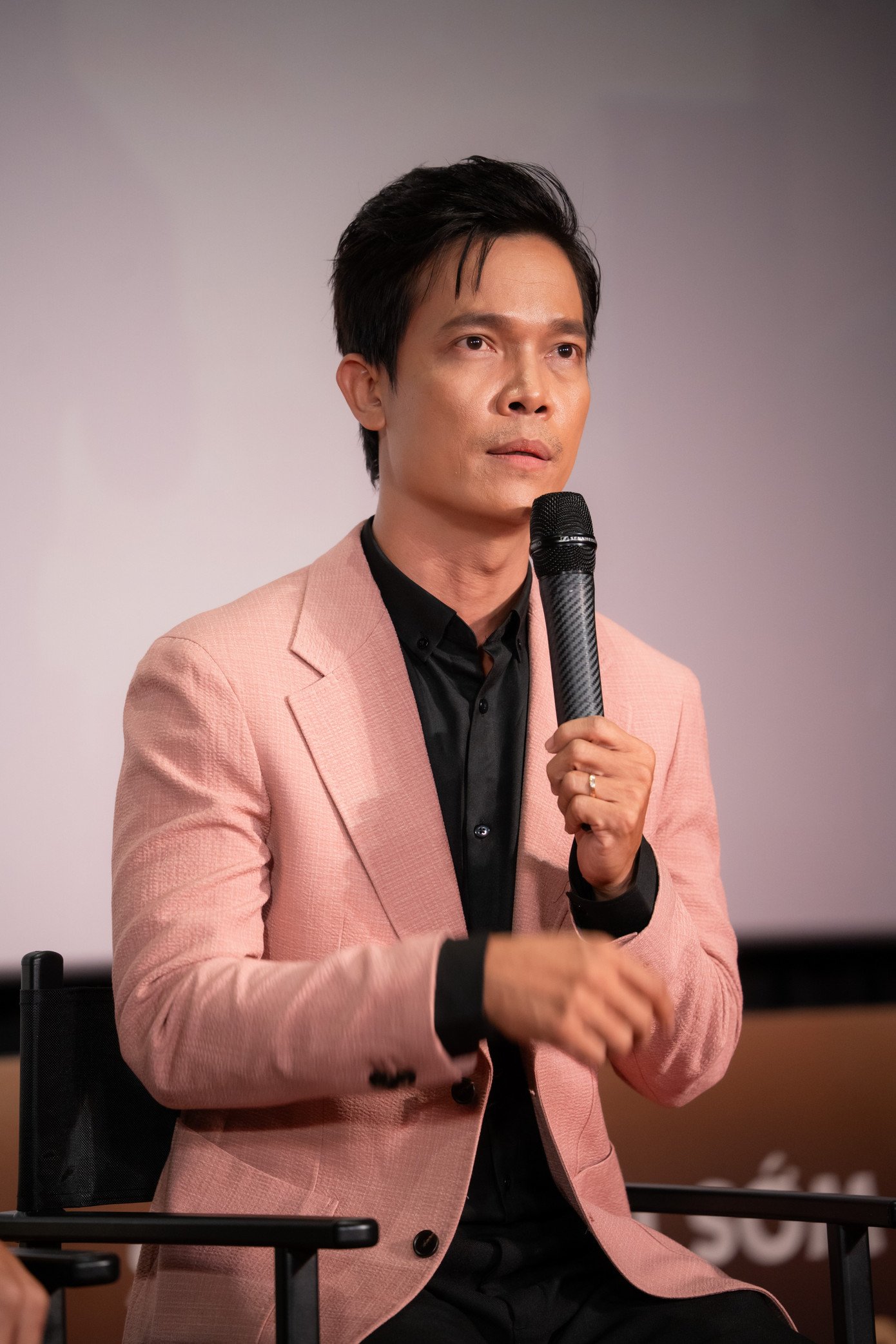 Dàn diễn viên chính chia sẻ quá trình ghi hình bộ phim.