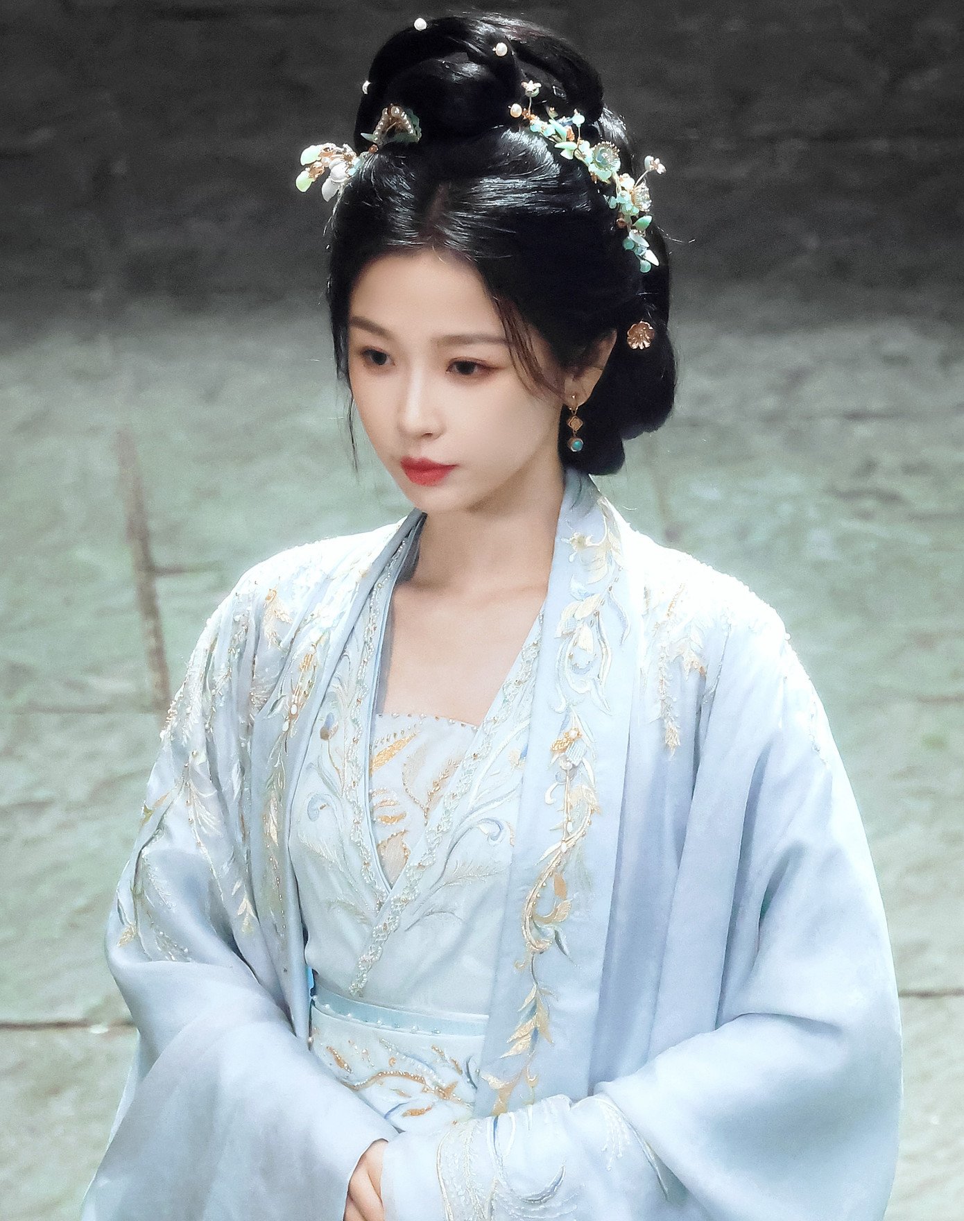 Ngu Thư Hân cuối cùng cũng có thể khởi động dự án mới sau nhiều tháng gặp khó khăn.