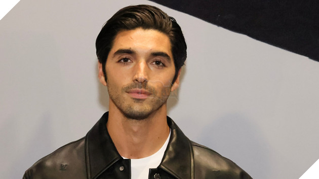 Red, White & Royal Wedding Khoi Quay: Uma Thurman Va Dan Sao Cu Dong Loat Tro Lai 2 Hình ảnh về sao nam Taylor Zakhar Perez.