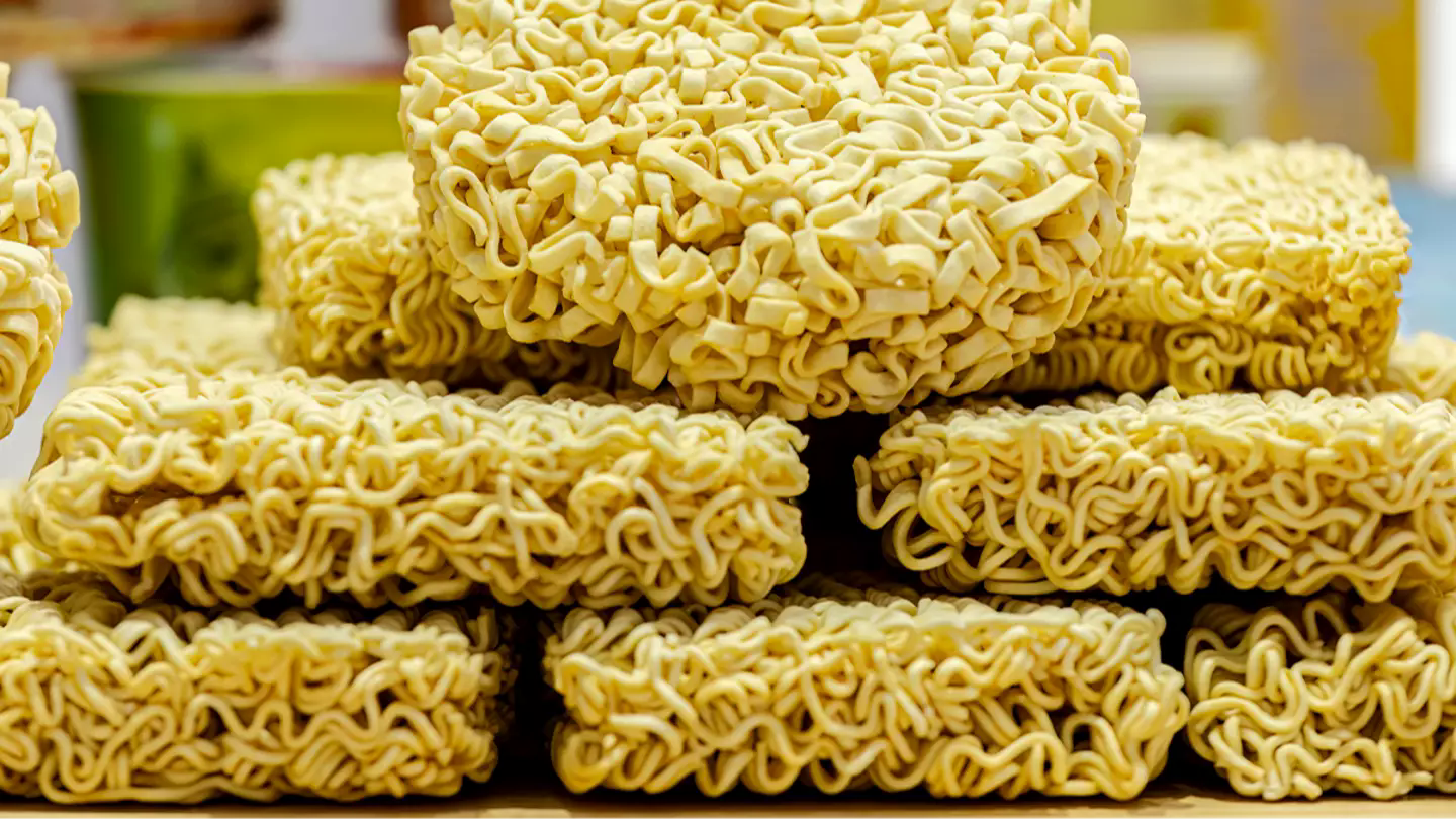 Bé trai 13 tuổi tử vong sau khi ăn liên tục 3 gói mì ăn liền chưa nấu- Ảnh 1.