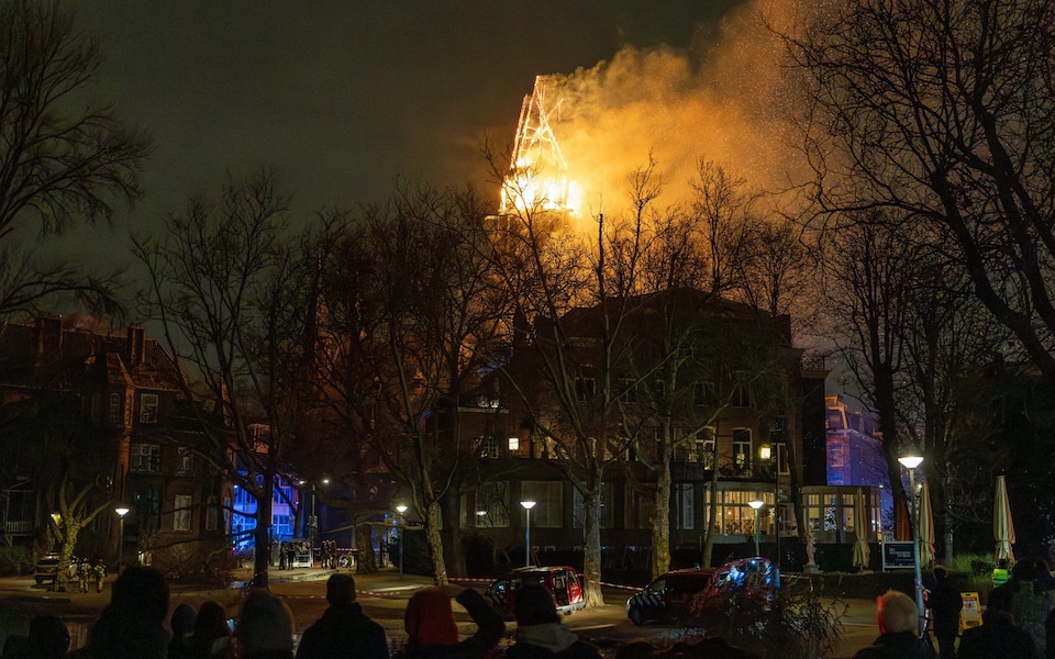 Bàng hoàng cảnh lửa nuốt trọn nhà thờ cổ 153 năm tuổi tại Amsterdam đêm Giao thừa, tháp cao 50m đổ sập- Ảnh 6.