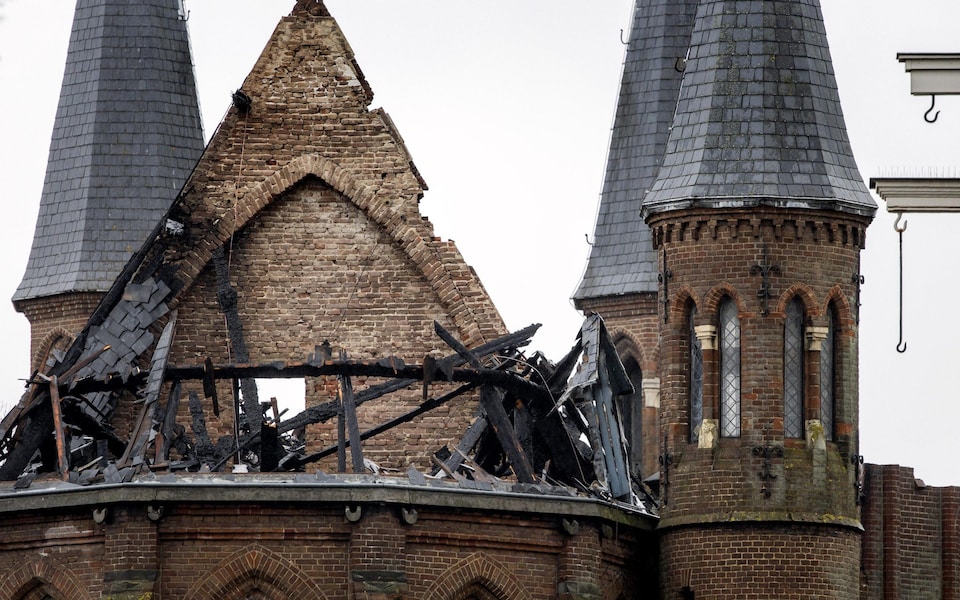 Bàng hoàng cảnh lửa nuốt trọn nhà thờ cổ 153 năm tuổi tại Amsterdam đêm Giao thừa, tháp cao 50m đổ sập- Ảnh 5.