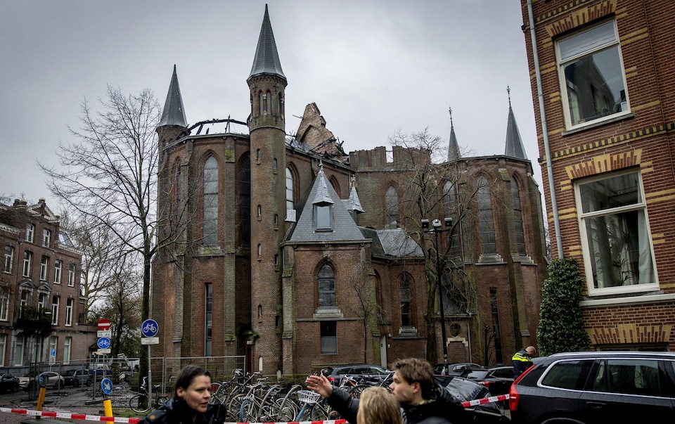 Bàng hoàng cảnh lửa nuốt trọn nhà thờ cổ 153 năm tuổi tại Amsterdam đêm Giao thừa, tháp cao 50m đổ sập- Ảnh 2.