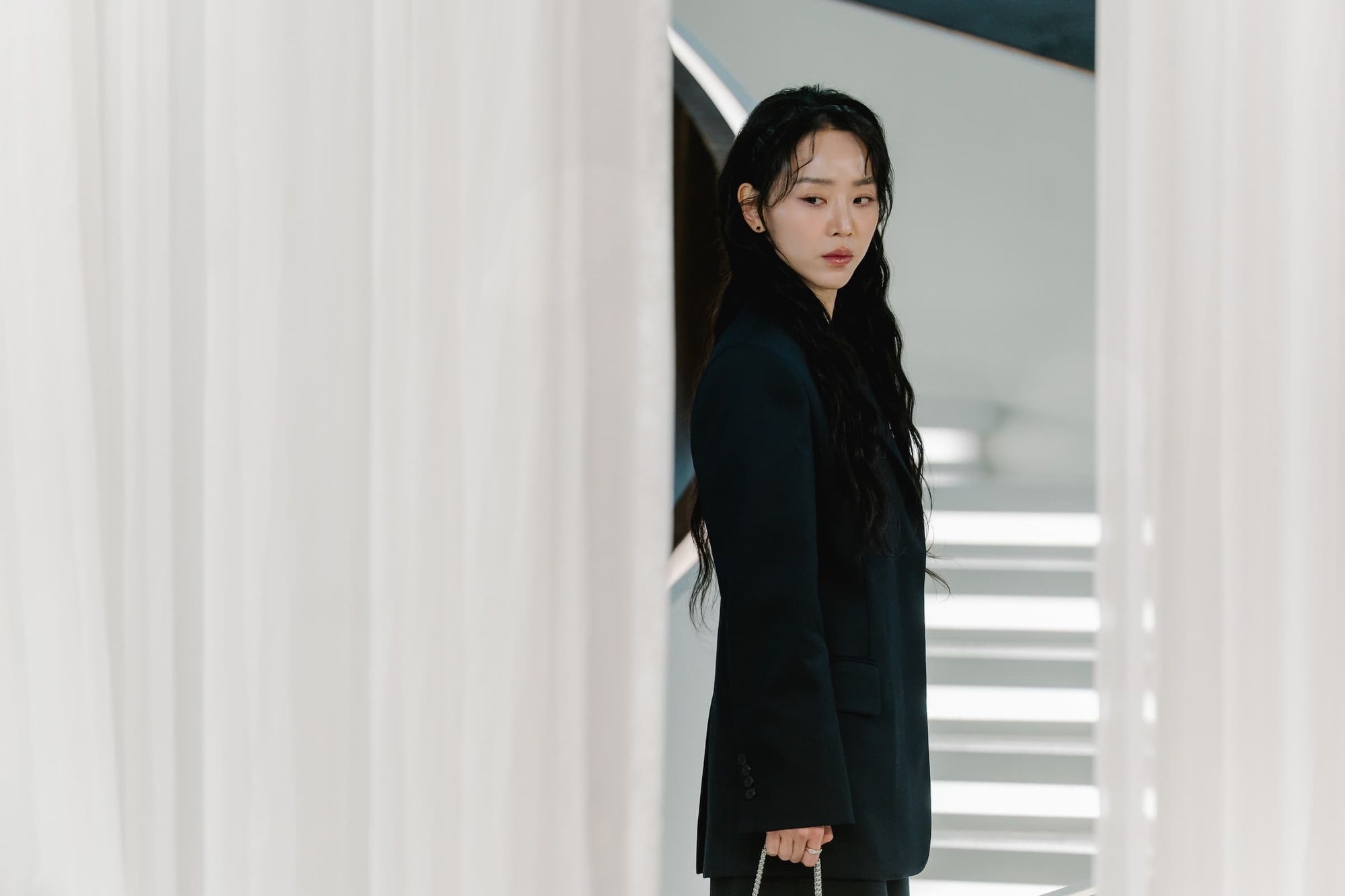 11 chi tiết ẩn đắt giá ở The Art of Sarah: 4 cái tên - 4 bản ngã, người đàn ông đã chết là ai?- Ảnh 9.