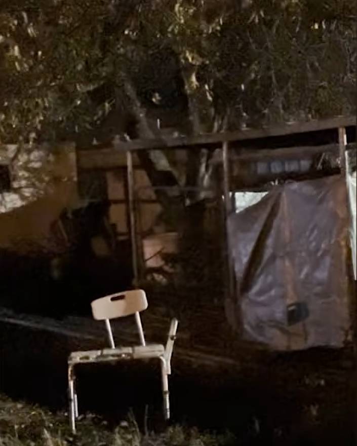 Phát hiện một cô gái 22 tuổi bị nhốt trong chuồng, người hàng xóm kể về những âm thanh bất thường- Ảnh 1. Phát hiện một cô gái 22 tuổi bị nhốt trong chuồng, người hàng xóm kể về những âm thanh bất thường- Ảnh 1.