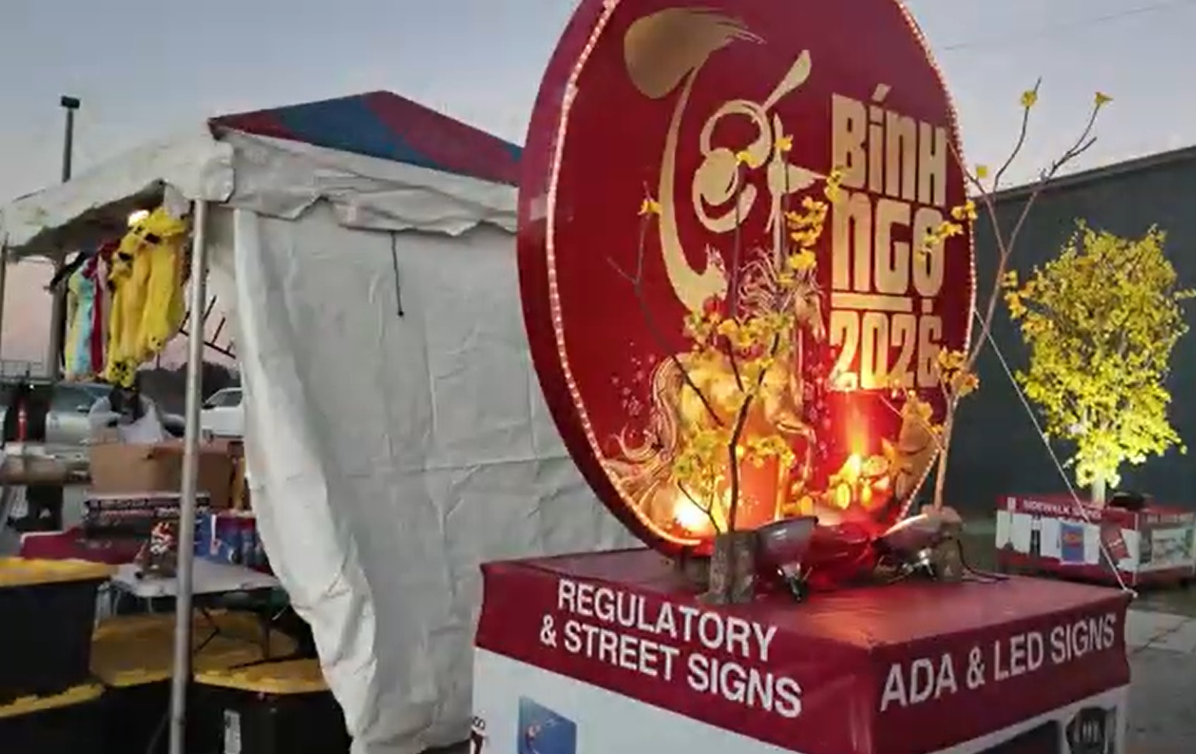 Sắc xuân rạng rỡ trong những hội chợ Tết Việt nơi xứ người- Ảnh 1.