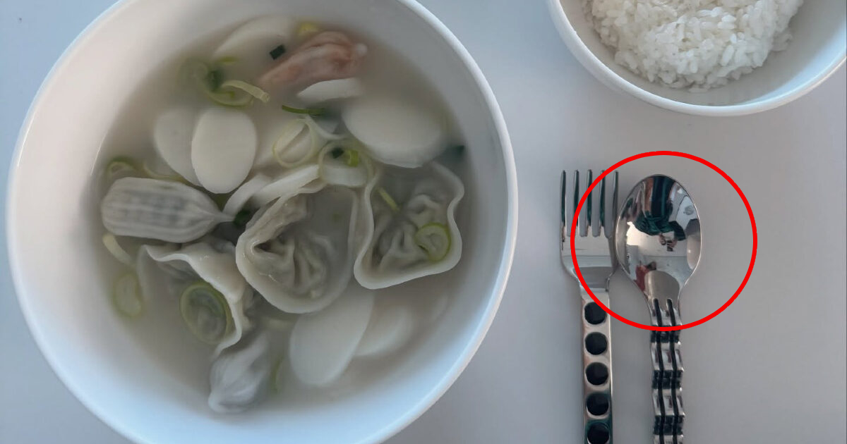 Ảnh phản chiếu làm bại lộ buổi hẹn hò đón năm mới của cặp đôi hot nhất hiện tại- Ảnh 2.