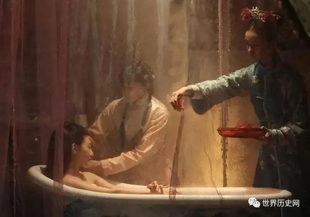 Vì sao phi tần thời cổ đại lại để thái giám hầu hạ khi tắm? Hóa ra phía sau là