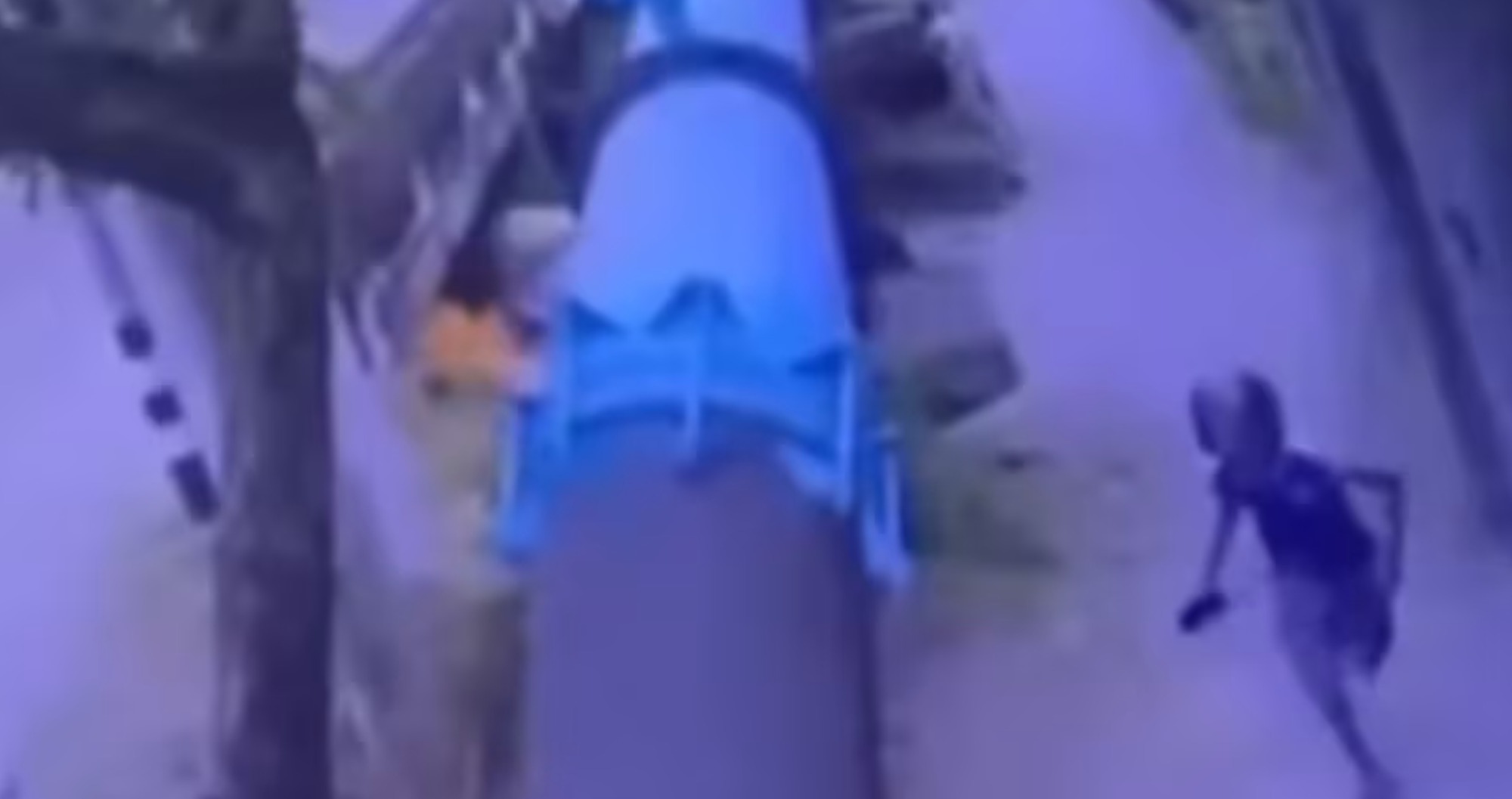 Ba thiếu niên Thái Lan phóng hỏa người vô gia cư nằm ngủ dưới gầm cầu- Ảnh 2.