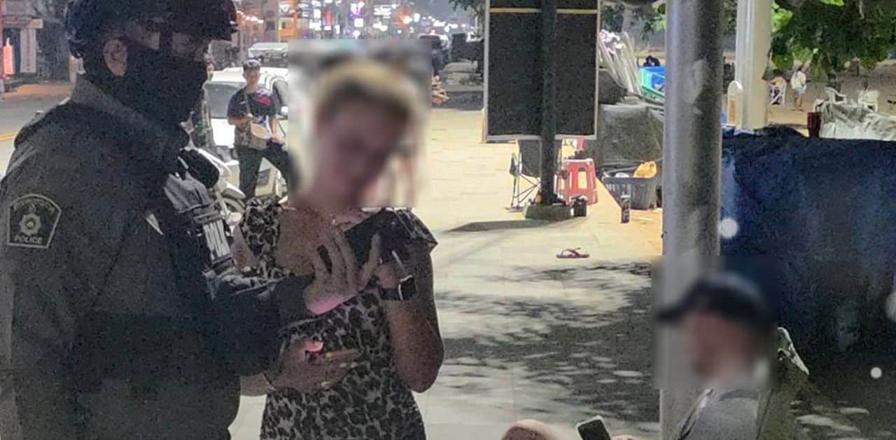 Cặp đôi có hành động phản cảm trên ghế ở bãi biển khiến du khách