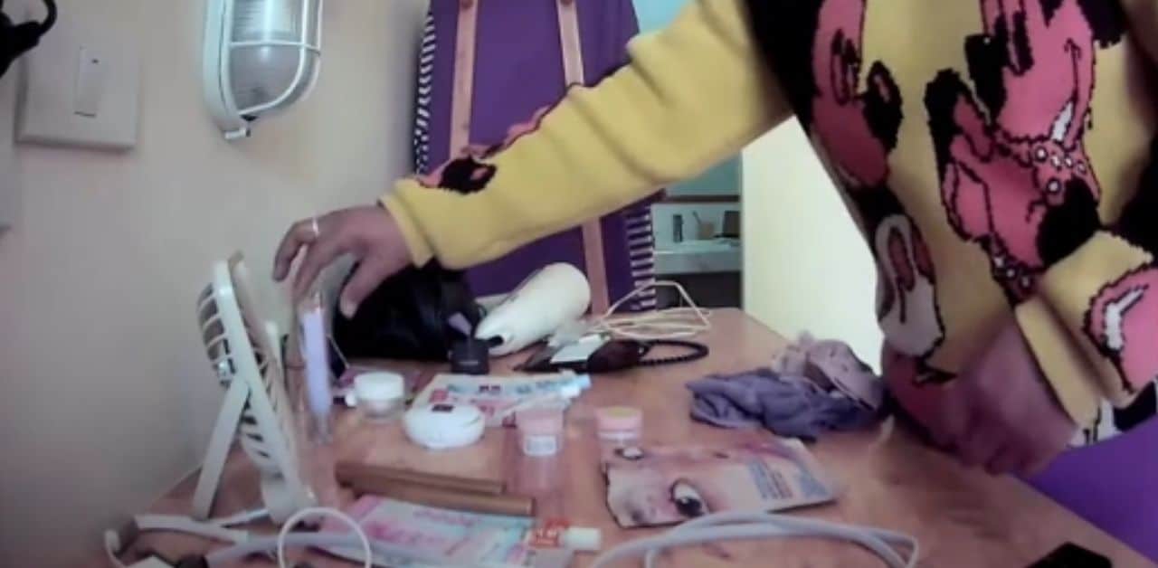 Để camera giấu kín ở resort, khi quay lại người phụ nữ choáng váng với hành động của nhân viên- Ảnh 1.