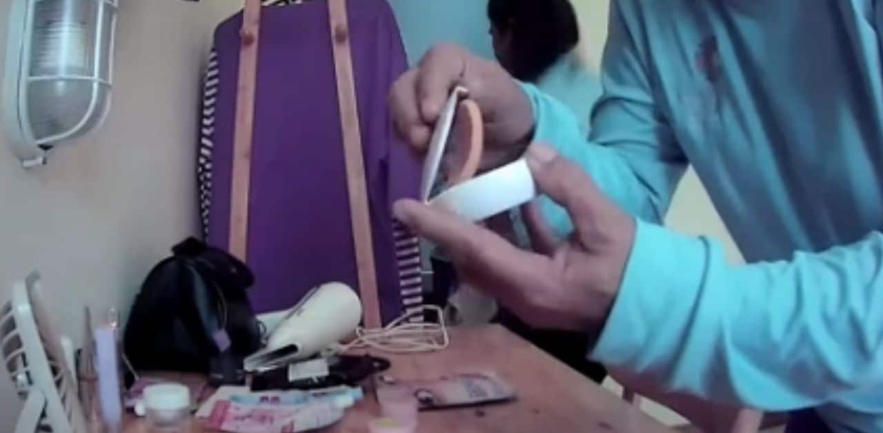 Để camera giấu kín ở resort, khi quay lại người phụ nữ choáng váng với hành động của nhân viên- Ảnh 3.